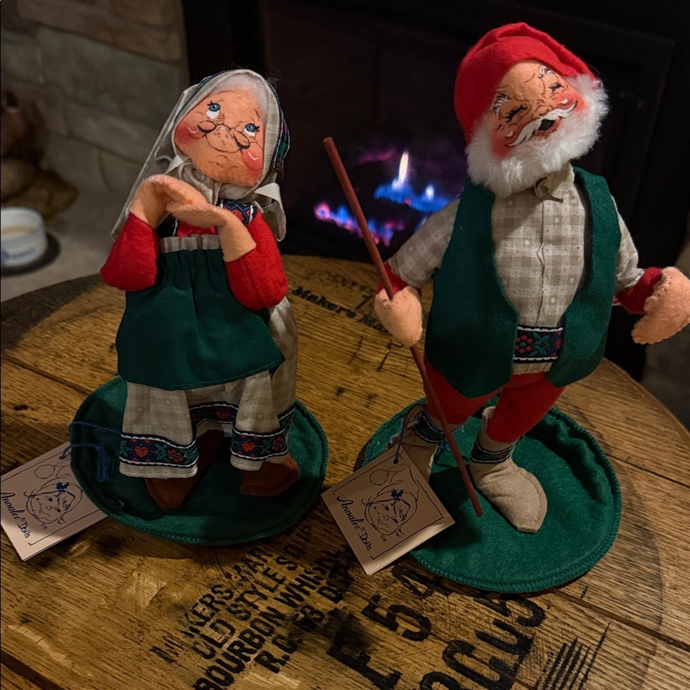 Vintage Old World Mr and Mrs Claus Festive Annalee 1994 set